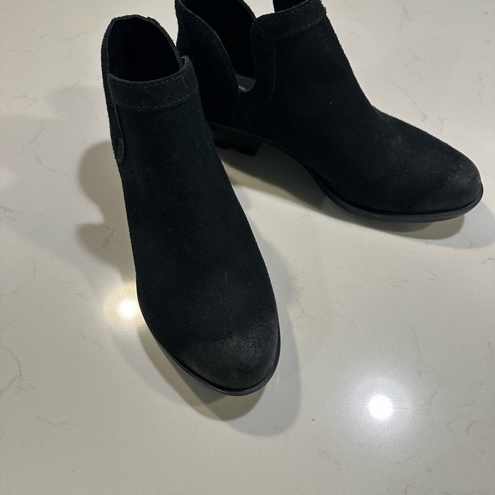 Sorel Lolla II cut out Black Ankle Boots with Suede Finish